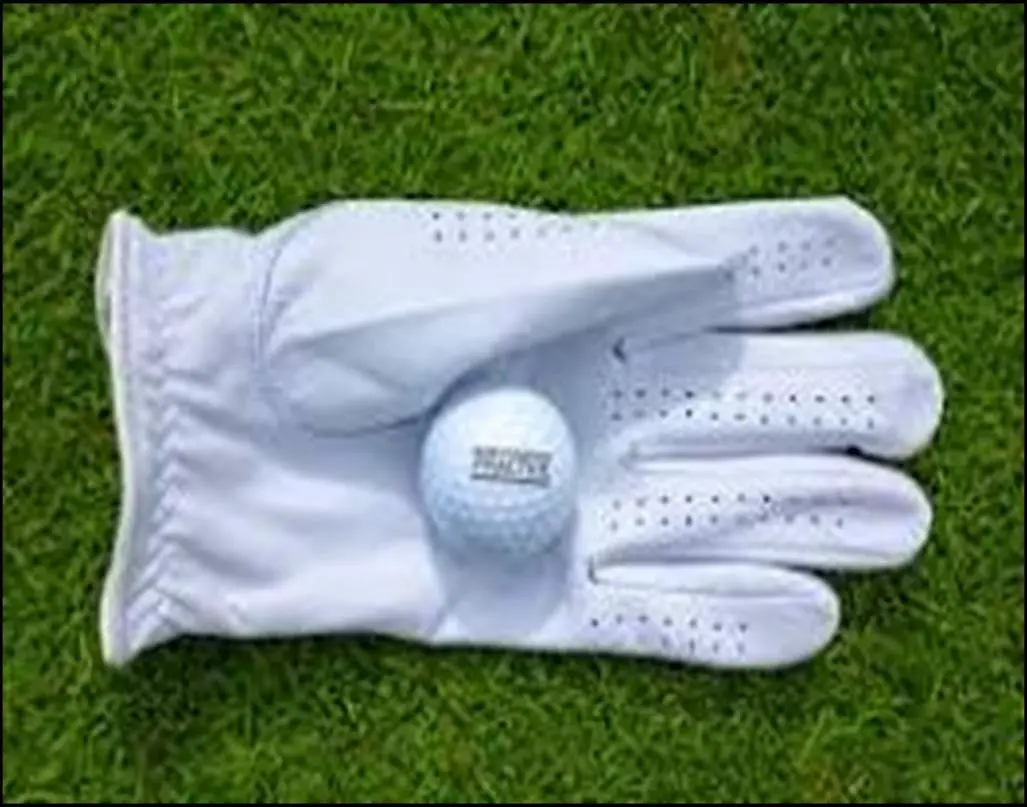 Can Golfers Wear Two Gloves